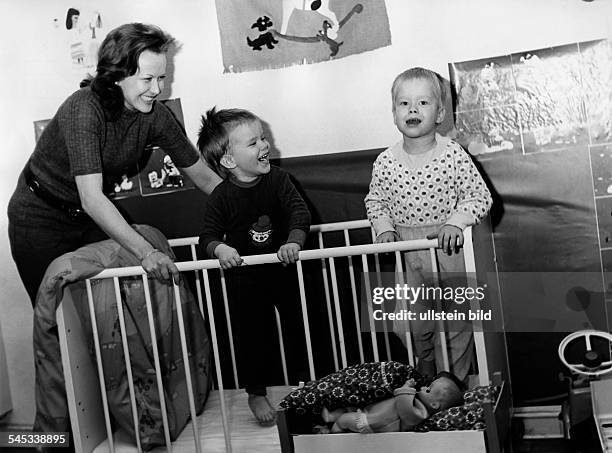 Grothum, Brigitte *-Schauspielerin, D- mit ihren Kindern Tobias undDebora im Kinderzimmer- Februar 1973