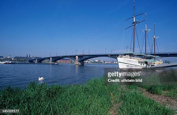 Theodor-Heuss-Brücke über dem Rhein,rechts ein Restaurantschiff- Mai 1998