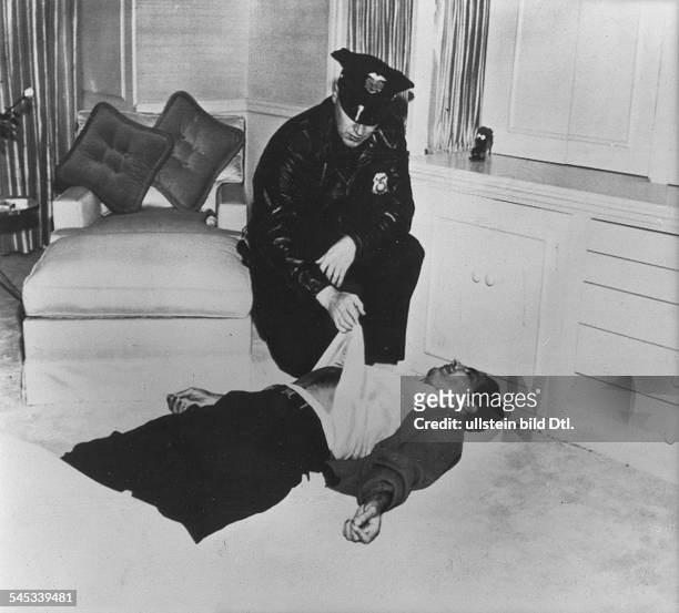 Turner, Lana *-+ Schauspielerin, USA- der Liebhaber von L.T., Johnny Stompanato, erstochen von Cheryl, Tochter von Lana Turner- 1958