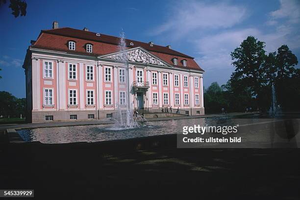 Aussenansicht vom Schloss Friedrichsfelde - 2000
