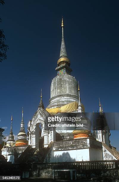 Chiang Mai : Wat Suan Dok : der glockenförmigeChedi birgt eine wundertätige nur erbsengrosseReliquie - 2001