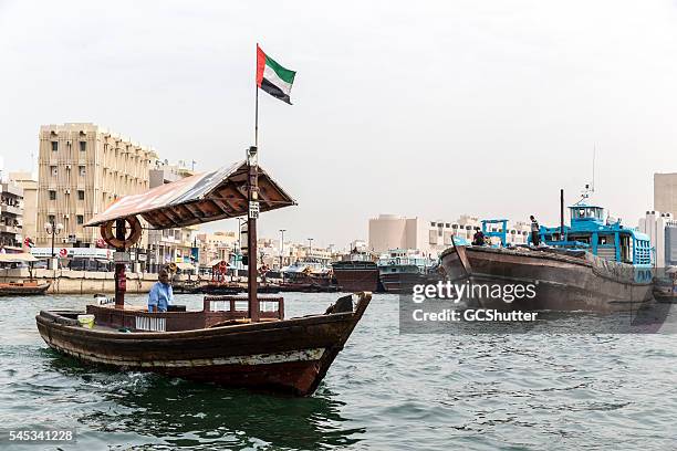 erkunden sie dubai mit dem abra - schiffstaxi stock-fotos und bilder