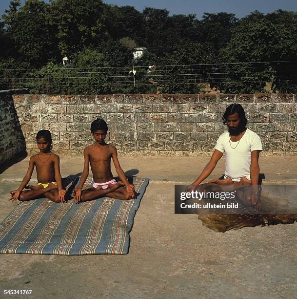 Benares / Vanarasi: Yoga - Lehrer mit Schülern- 1999kinder kind schüler schneidersitz