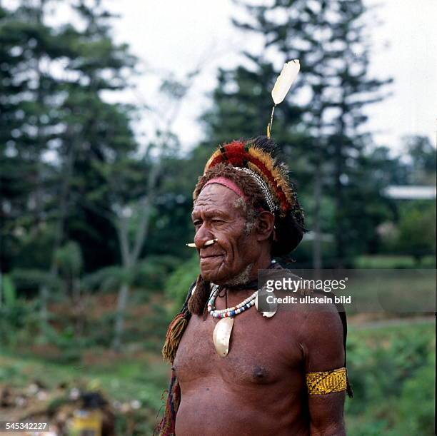 Älterer Mann, Angehöriger des Bena- Stammes, mit traditionellemKörperschmuck in dem Dorf Goroka /Östliches Hochland - 1998