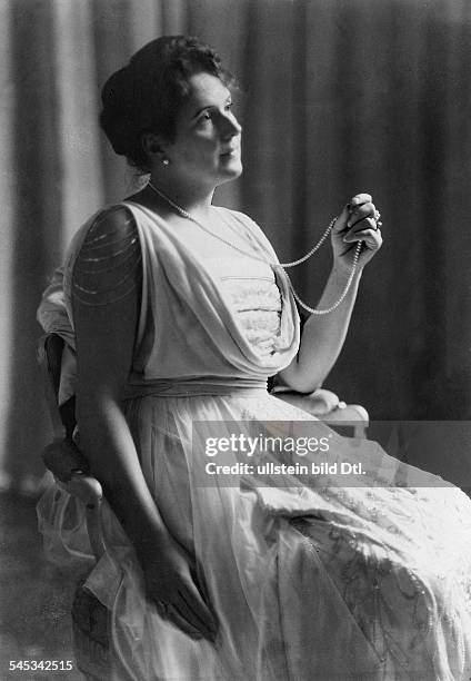 Kammersängerin, Sängerinin einem Konzertkleid aus Seide mit reicher StickereiModell: Otto Haas-Heyeerschienen Dame 8/1917