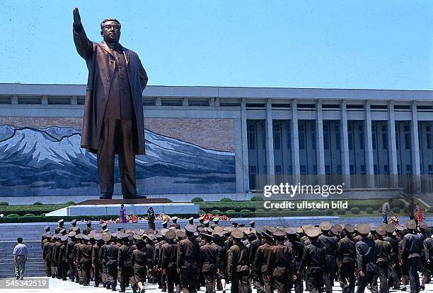 Pyongyang: soldiers marching past a giant statue of Kim Il-sung