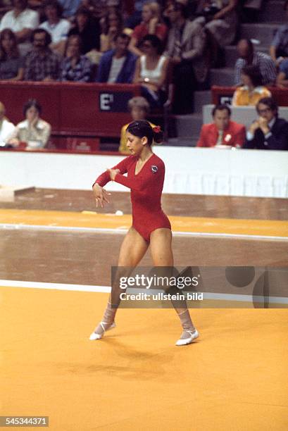 Boden Frauen: Olympiasiegerin Nelli Kim bei einer Übung- Juli 1976