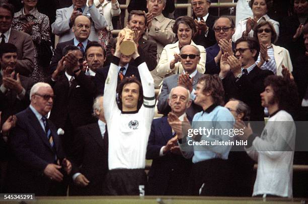 World Cup in Germany Final in Munich: Germany 2 - 1 Netherlands - Captain Franz Beckenbauer raising the trophy at the award ceremony| right: Sepp...