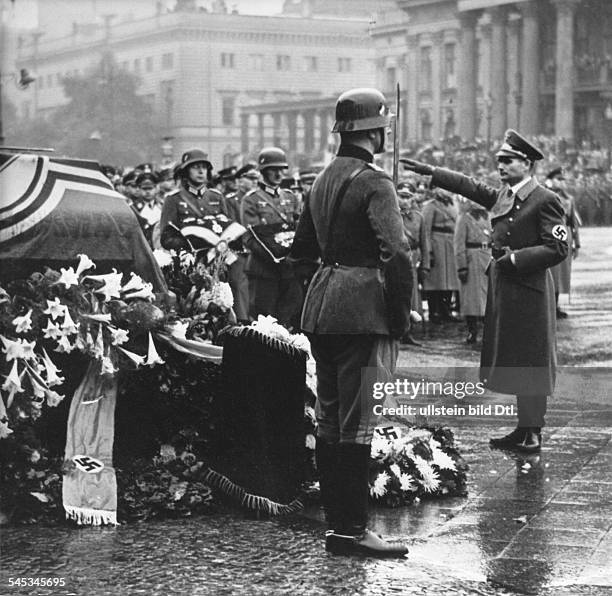 Offizier DOberbefehlshaber des Heeres bis 1938Das Begräbnis als Staatsakt :Rudolf Hess bei der Kranzniederlegungam Sarge, Unter den Linden.-