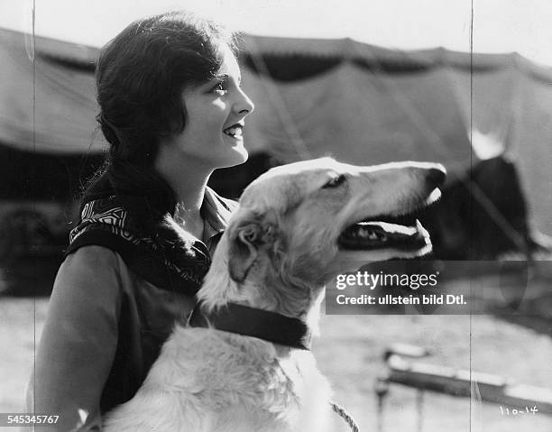 Schauspielerin USAmit ihrem Hund- 1928