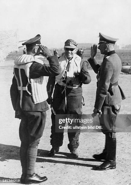 Kesselring, Albert *30.11.1885-+Offizier , D- A.K. Und General von Arnim begruessen General Buchholz auf einem Feldflugplatz in Tunesien- 20.2.1943-...