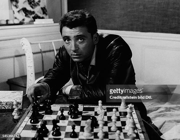 Brasseur, Claude *-Schauspieler, Frankreich- Halbportrait, in dem Film 'Riskanter Zeitvertreib' - 1960