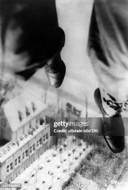 Die Beine des Fotografen bei einem Fallschirmabsprung von ihm selbst fotografiert- 1931Aufnahme: Willy Ruge