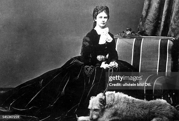 Elisabeth Amalie Eugenie, gen. "Sissi24.12.1837 - 10.09.1898Kaiserin von Österreich seit 1854,Königin von Ungarn seit 1867- Porträt mit Lieblingshund...