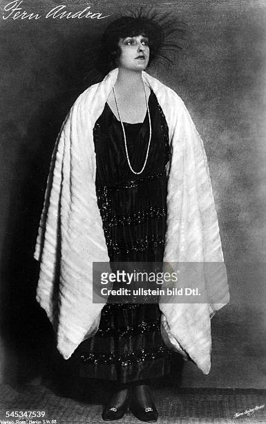 Andra, Fern - Actress, USA - *24.11.1894-+ in an evening dress with mink stole - around 1910 - Vintage property of ullstein bild
