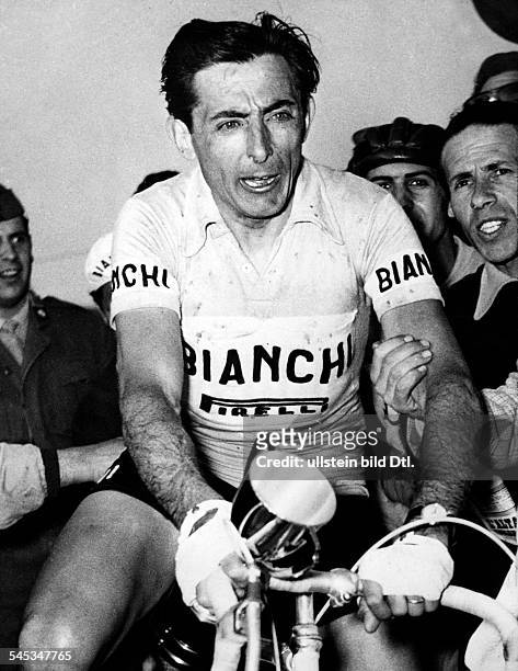 Coppi, Fausto *15.09..1960+Radrennfahrer, Italien'Il Campionissimo' - auf seinem Rad, von Fans umringt, als Sieger des 'Giro di Campania', in der...