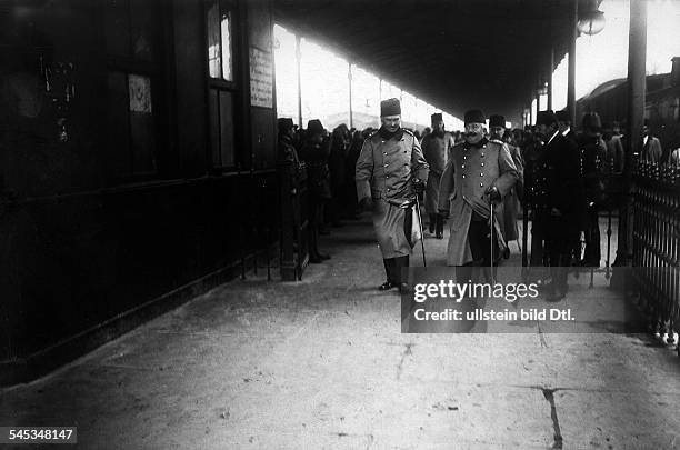 Offizier, DAnkunft der deutschen Militärmission auf dem Bahnhof von Konstantinopel; links Generalleutnant Liman von Sanders, rechts Izret Pascha-...