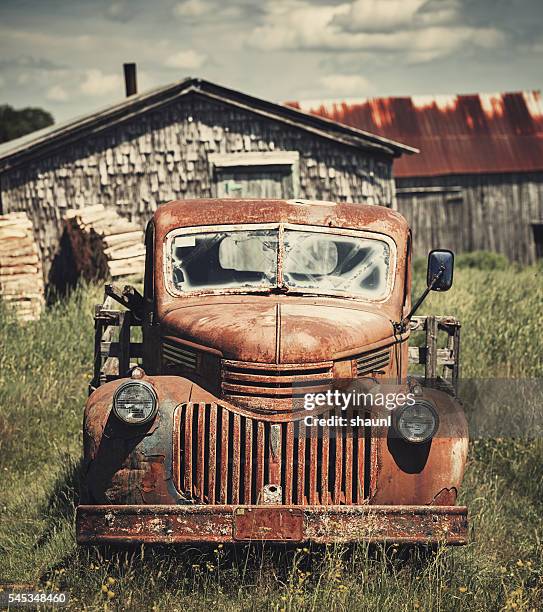 camiones agrícolas de los años cuarenta - autos usados fotografías e imágenes de stock