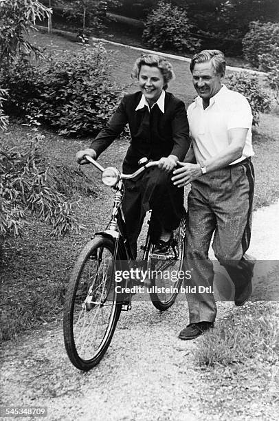 Wessely, Paula *20.01..2000+Schauspielerin, Oesterreich- lernt bei ihrem Mann Attila Hoerbiger das Radfahren- 1940Aufnahme: Lothar Ruebelt