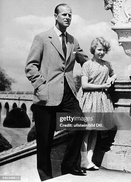 Herzog von Edinburgh, Prinz von GrossbritannienPrinzgemahl Königin Elisabeths II.- mit Prinzessin Anne in Windsor Castle- Juni 1959