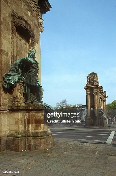 Das Tor in Richtung Westen gesehen, im Vordergrund die Skulptur der Sophie Charlotte - April 2002