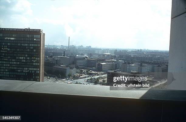 Blick von der Dachterasse des Hochhauses der Wohnungsbaugesellschaft GSW auf das Verlagsgebäude des Axel-Springer-Verlags- 1974