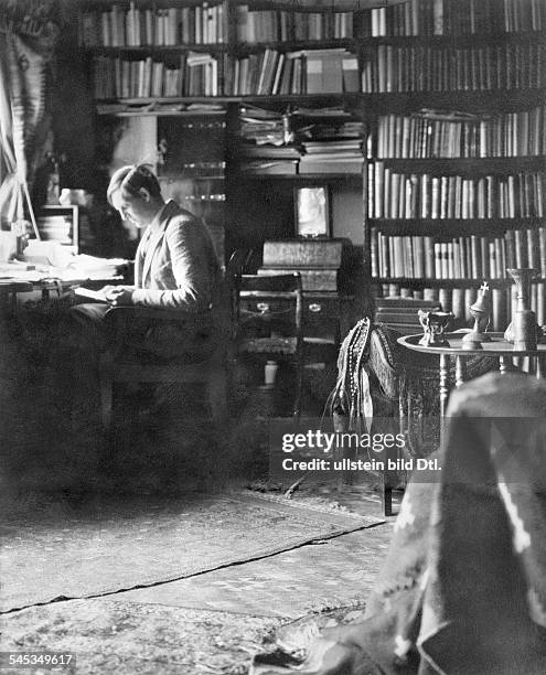 Wegner, Arnim Theophil *1886-1978+Schriftsteller, DPortait in der Bibliothek seines Landhauses am Stechlin See, Brandenburg- 1931