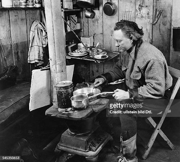 Flugpionier, Polarforscher , Offizier USAin seinem Winterquartier in derAntarktis bei der Zubereitung einer Mahlzeit. 1934/35