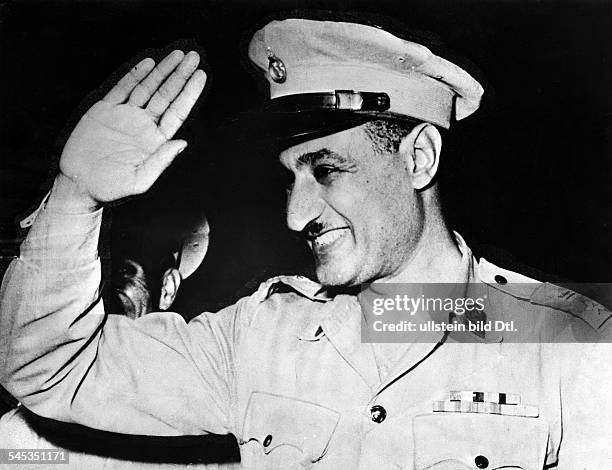 Nasser, Gamal Abdel *-+Politiker, AegyptenStaatspraesident 1954-1970- gruesst in Uniform - November 1954