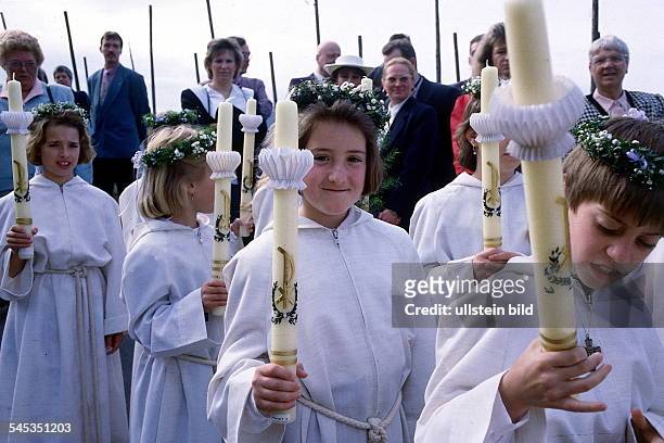 Erste Heilige Kommunion. Mädchenmit Kerzen. - 1992