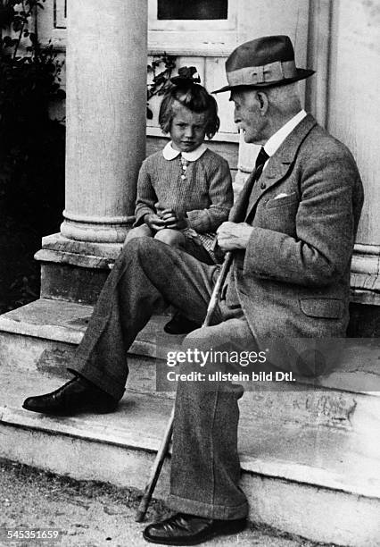 Hamsun, Knut *04.08.1859-+Schriftsteller, NorwegenLiteraturnobelpreis 1920- mit seiner Enkeltochter Annemarie, der Tochter seiner Sohnes Thore-...