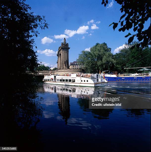 Dampfer und Restaurantschiff auf demLandwehrkanal am Charlottenburger Tor- 1997
