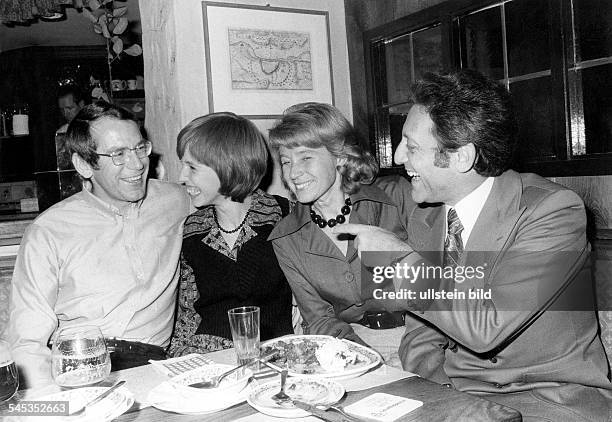 Quizmaster , D- zusammen mit Schwiegersohn Hans-Georg Hofmann, Tochter Birgit und Ehefrau Traudel.- Oktober 1973