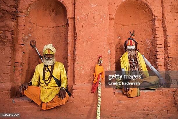 sadhu-indianer holymen sitzt im tempel  - varanasi stock-fotos und bilder