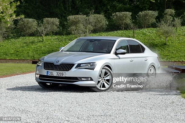 skoda superb conducción en la carretera - škoda fotografías e imágenes de stock