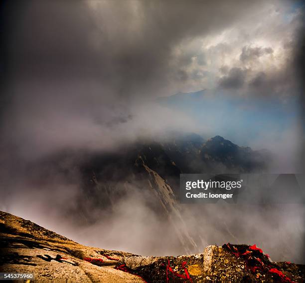 misty mount hua, shaanxi province, china - shaanxi province stockfoto's en -beelden