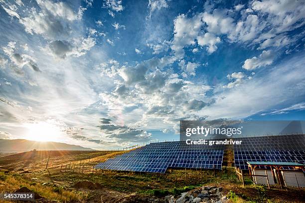 bereich der sonnenkollektoren in ländlicher umgebung - power grid stock-fotos und bilder