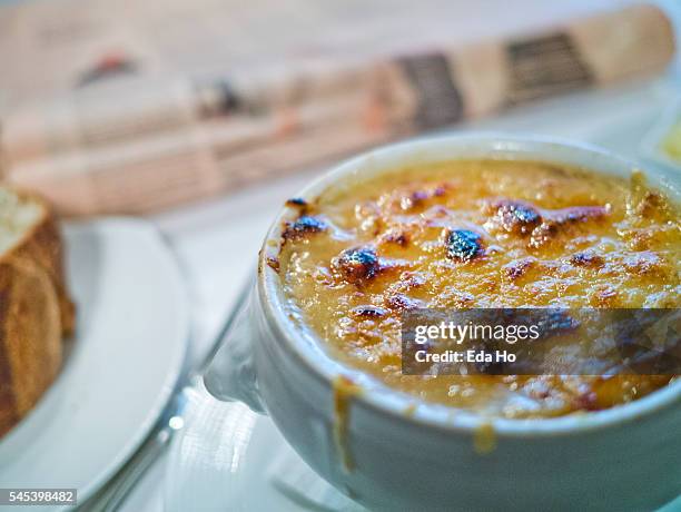 french onion soup - onion soup stock pictures, royalty-free photos & images