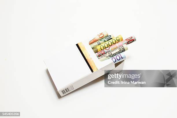 smoking money - cigarette pack fotografías e imágenes de stock