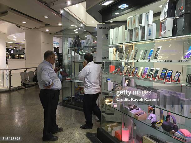 Computer Store Famous Buying Computer Shop Photos and Premium High Res Pictures - Getty Images