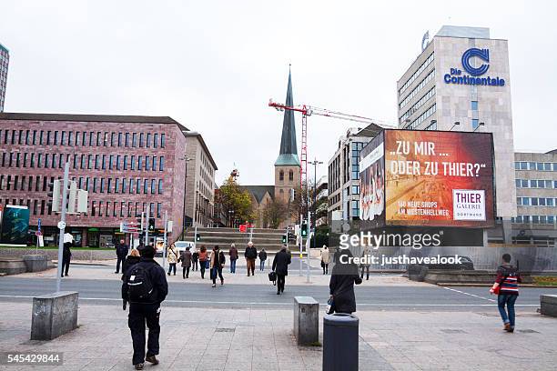 crossing street königswall in dortmund - dortmund stad stockfoto's en -beelden