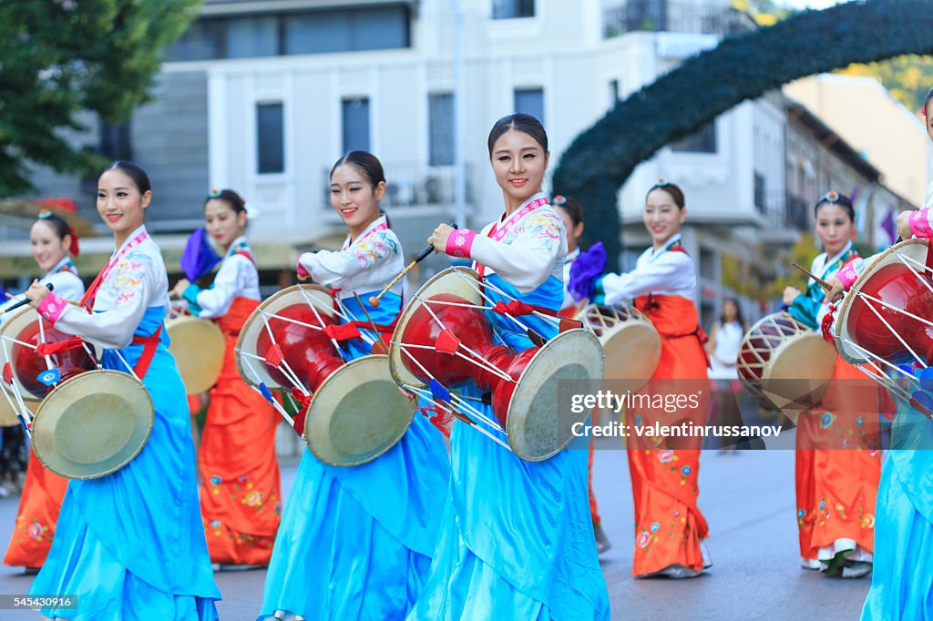 Südkoreanische traditionelle Musiker nehmen an der Parade des Festivals teil