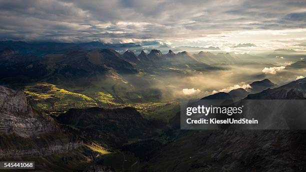 montagnes suisses - canton de graubünden photos et images de collection