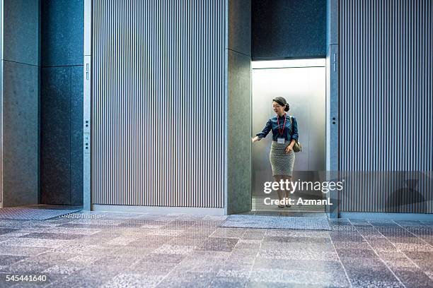 passer un entretien d’embauche - elevator stock photos et images de collection