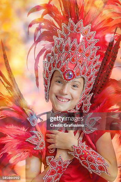 linda niña en traje de carnaval bailando samba - argentina traditional clothing fotografías e imágenes de stock