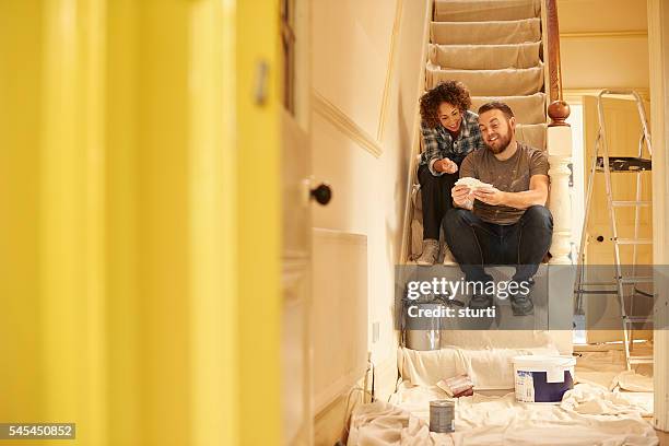 pareja de muestras de pintura - decorar fotografías e imágenes de stock