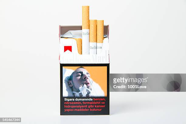marlboro cigarette pack isolated on white - cigarette pack stockfoto's en -beelden