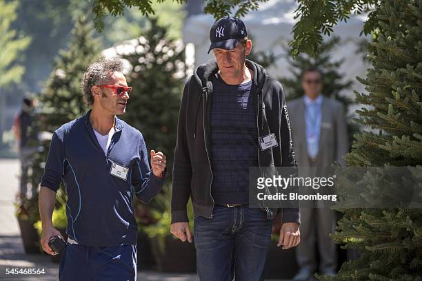 Alexander Karp, chief executive officer and co-founder of Palantir Technologies Inc., left, and Mathias Doepfner, chief executive officer of Axel...