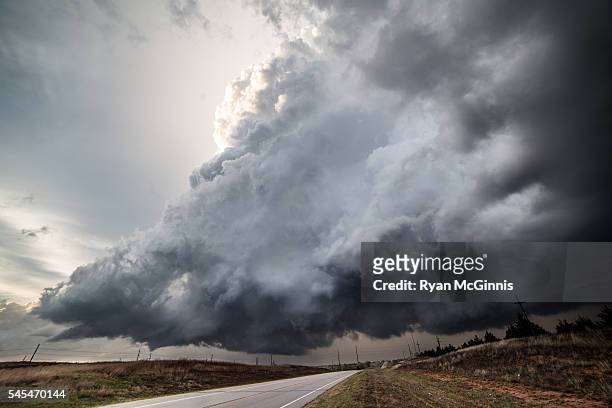 medicine lodge supercell ii landscape - stormy clouds stock-fotos und bilder