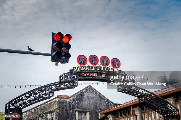 an entrance arch and traffic light in campbell street - georgetown - penang - malaysia - george town penang stock-fotos und bilder